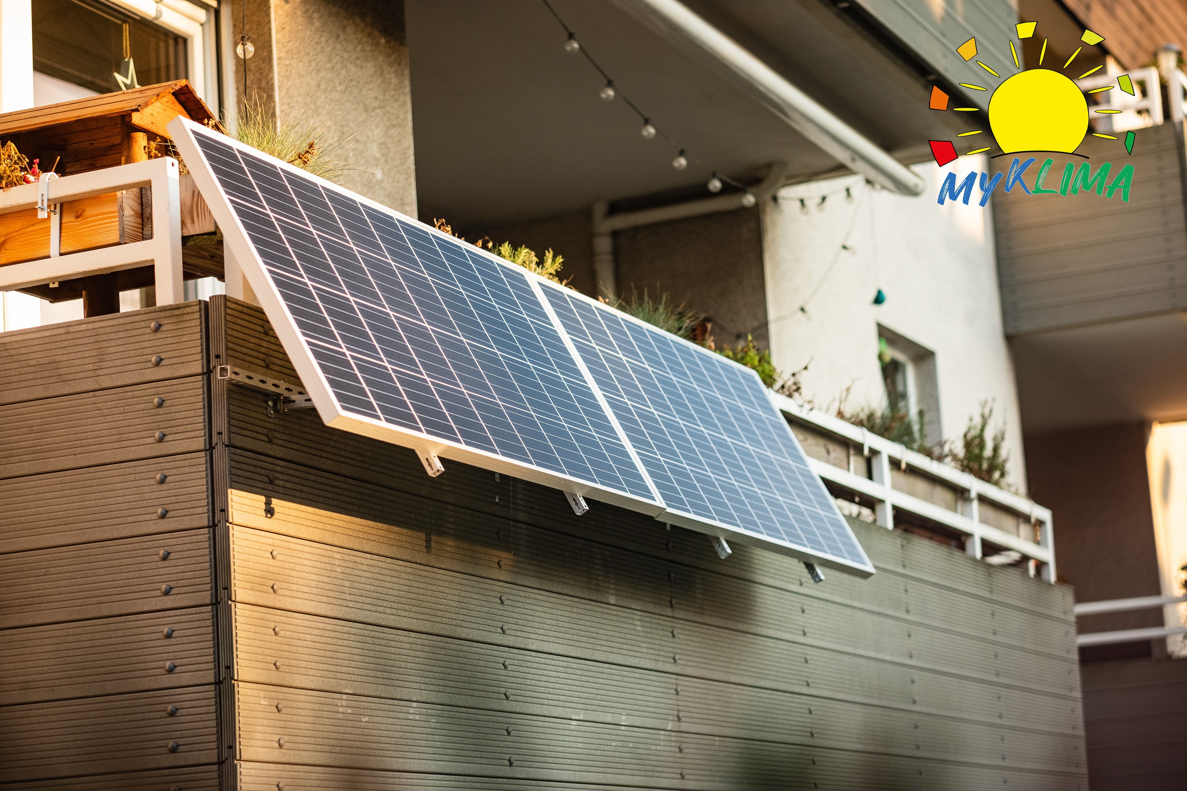 Balkonkraftwerk an einem Mehrfamilienhaus in Düsseldorf