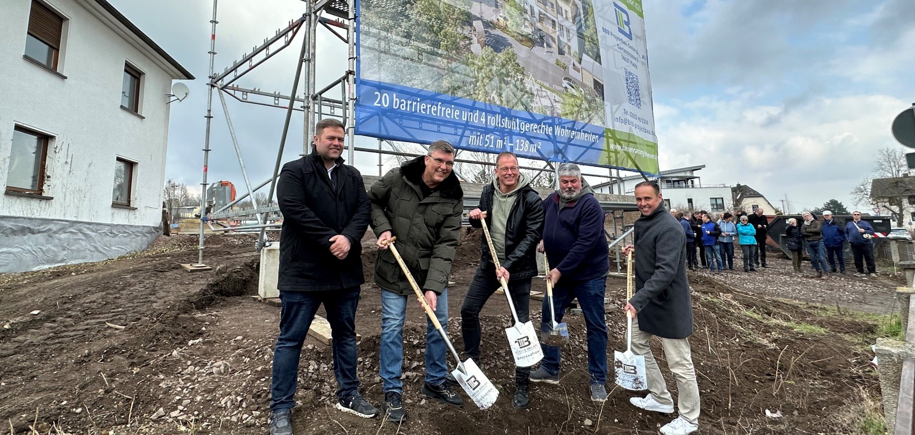 Der Spatenstich für „JAHN ELEVEN“ ist gemacht: Mendig bekommt in der Jahnstraße 24 barrierefreie Wohnungen und in direkter Nachbarschaft eine Tagespflegeeinrichtung (von links): Florian Bales, „Novarus Tagespflege“, Sascha Bräuer, „Bauberatung & Baubetreuung Sascha Bräuer“, Jörg Lempertz, Bürgermeister VG Mendig, Achim Grün, Stadtbürgermeister Mendig, und Jens Firmenich, Beigeordneter Landkreis Mayen-Koblenz.